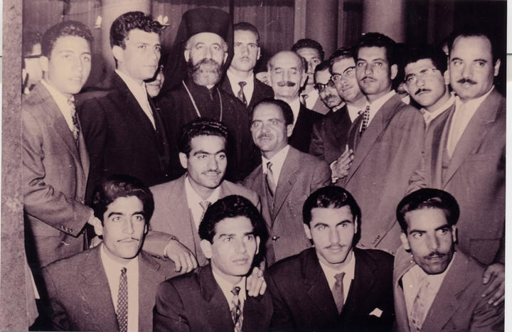 H συνάντηση στη Ρόδο του Αρχιεπισκόπου Μακαρίου με τον Γεώργιο Γρίβα-Διγενή  με τους εξόριστους αγωνιστές της ΕΟΚΑ. Στο άκρο αριστερά καθήμενος ο Νίκος Ξενοφώντος που θα τιμήσει αύριο Κυριακή ο Σύλλογος Κυπρίων Ρόδου  σε εκδήλωση που θα γίνει στην Ιαλυσό.