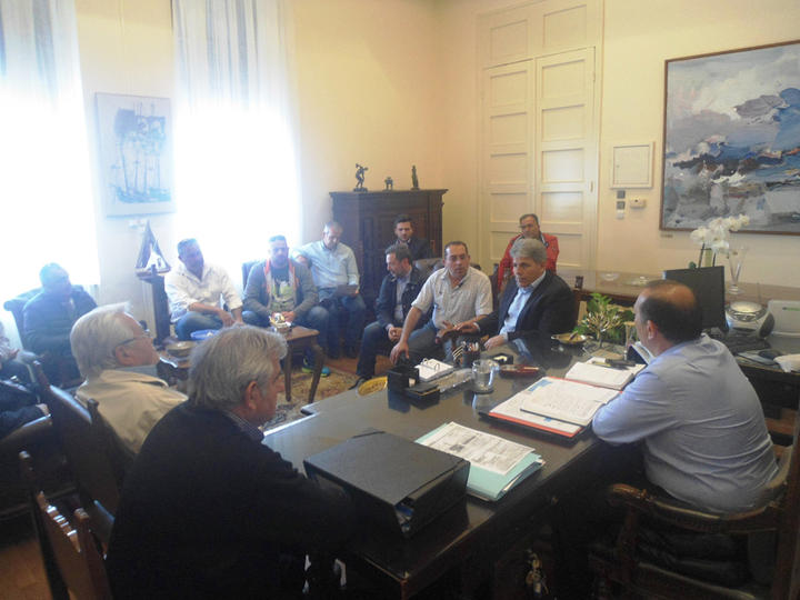 Φωτογραφία από την πρόσφατη συνάντηση του δημάρχου  με τους εκπροσώπους των ταξιτζήδων