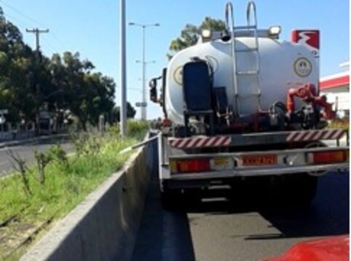 Πότισμα φυτών νησίδας