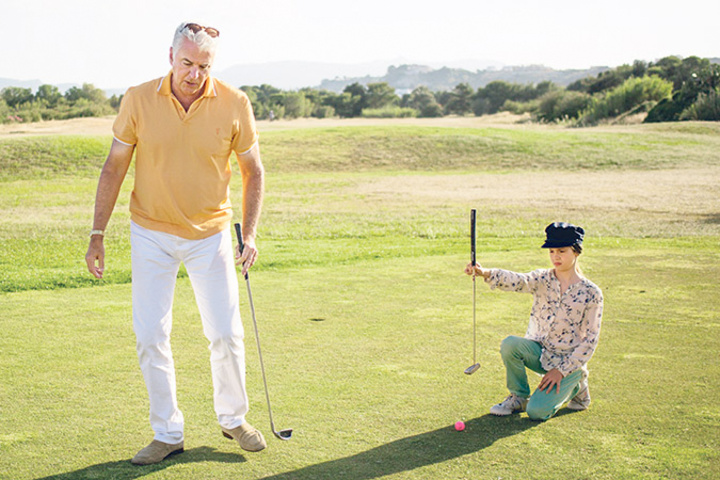 Ο Τζον Ο’ Χάρλεϊ  με τη Βικτόρια Μίλερ  σε σκηνή  από τα γυρίσματα