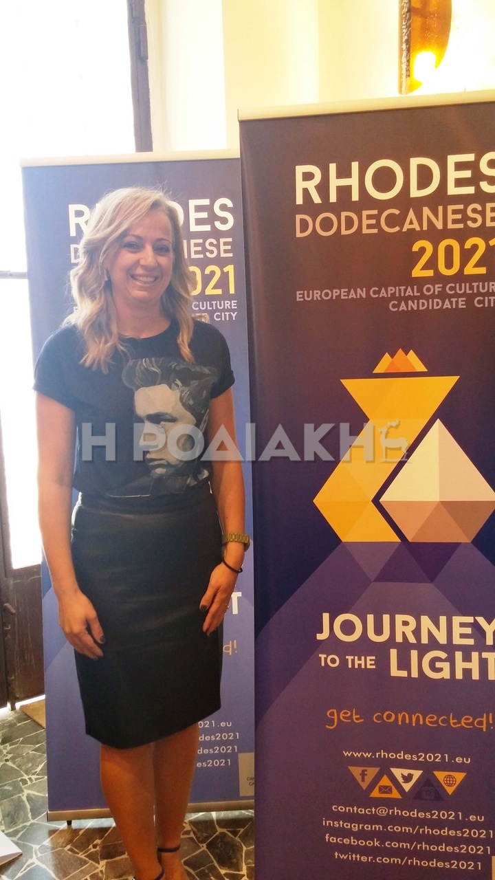 Η κ. Ντόβα δίπλα από το λογότυπο  της Ρόδου που σχεδίασε...