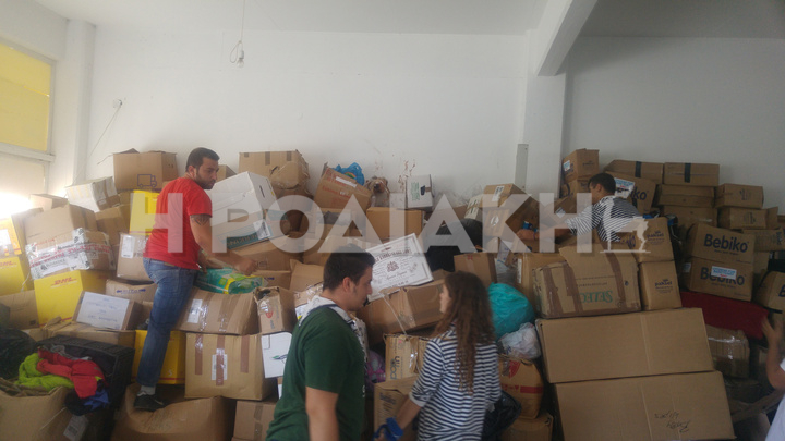 Βοήθησαν στην ταξινόμηση των τεράστιων πακέτων που έρχονται από όλο τον κόσμο για τις ανάγκες των προσφύγων