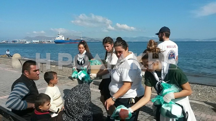 Διένειμαν προσωπικά είδη υγιεινής σε μετανάστες και πρόσφυγες
