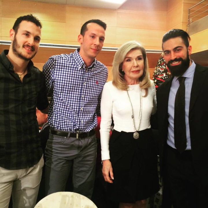 Ο Μιχάλης Σεΐτης (δεξιά) μαζί με τη Μαριάννα Βαρδινογιάννη  και τους Καναβό, Κωστάκη