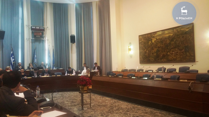 H φωτο από τη χθεσινή συνεδρίαση του δ.σ.  όπου τα κενά έδρανα της μειοψηφίας την επισκίασαν...