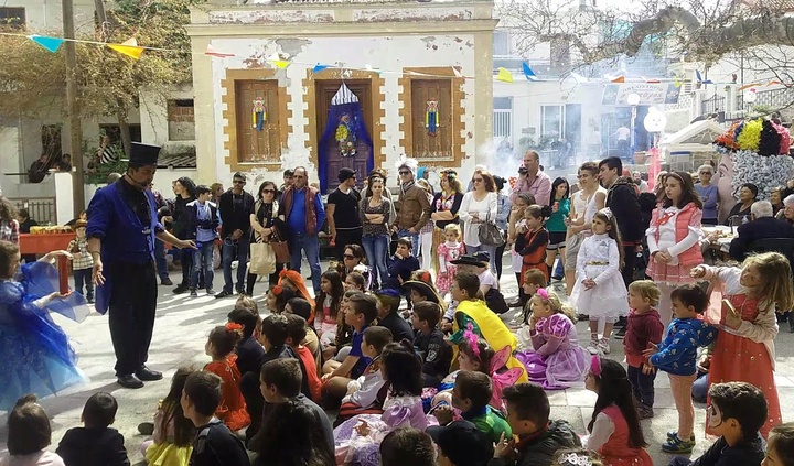 Ζωντανό και έξυπνο το καρναβάλι της Κρητηνίας, έκανε μικρούς και μεγάλους να γελάσουν και να ξεφαντώσουν