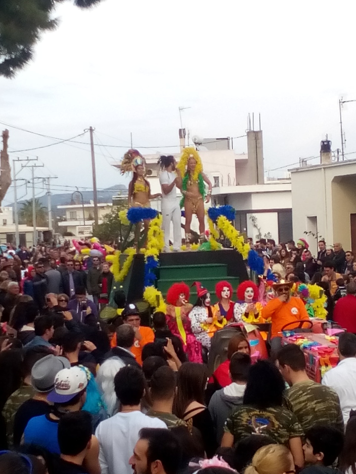 Το καρναβάλι της Σορωνής, που είχε ίσως πολύ περισσότερο κόσμο από τα προηγούμενα χρόνια. Κέφι, ζωντάνια και χαρά στο ζενίθ.