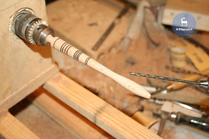 Το αυτοσχέδιο μηχάνημα από ξύλο στο οποίο φτιάχνονται τα στυλό