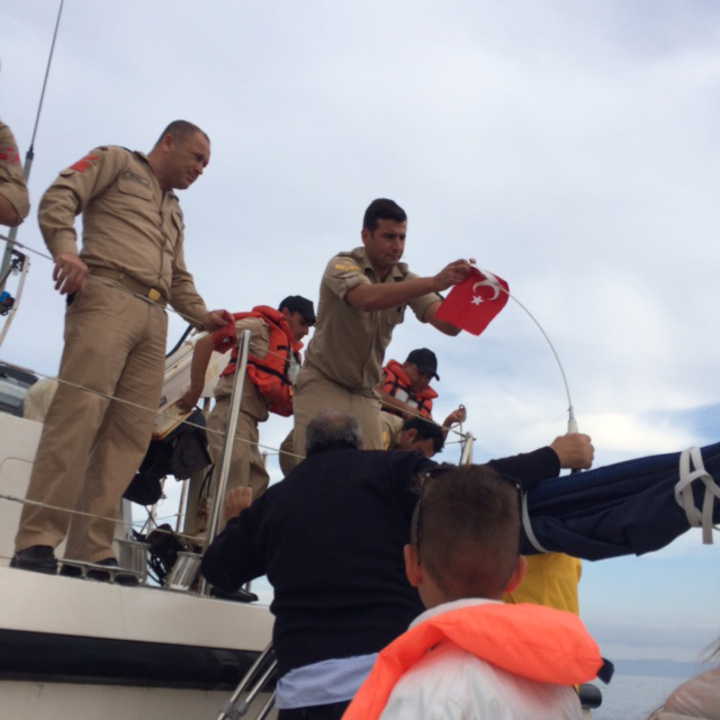 Ο ίδιος ο τούρκος κυβερνήτης του σκάφους, την ώρα που αλλάζει την τουρκική σημαία στο ελληνικό σκάφος. «Να σέβεστε τα σύμβολά μας» - είπε στους επιβαίνοντες.  