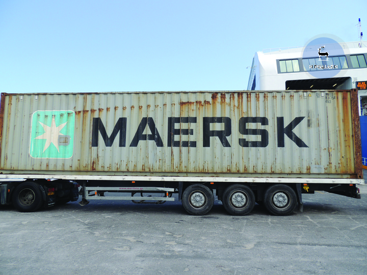 Το κοντέινερ με τους δέκα τόνους υγειονομικού υλικού που παραδόθηκε στο Ίδρυμα Χρονίων Παθήσεων Κολυμπίων