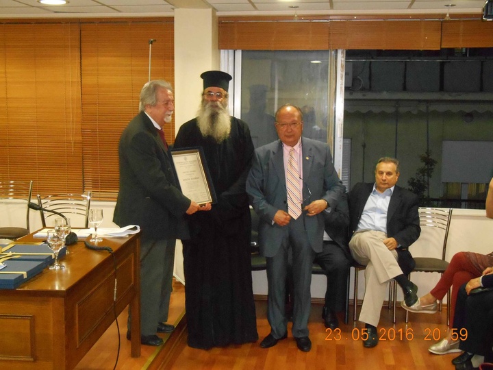 Διακρίνονται ο καθηγητής Χρίστος Αλεξίου, ο Αρχιμανδρίτης Καλλίνικος  και οι καθηγητές Αλεξιάδης και Καραϊτιανός