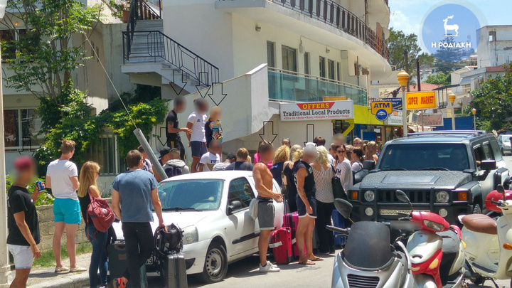 Οι κράχτες μπερδεύονται με τους τουρίστες και αρχίζουν να πωλούν το... βραχιολάκι για τα μπαρ, όπως φαίνεται στη φώτο της «Ρ»