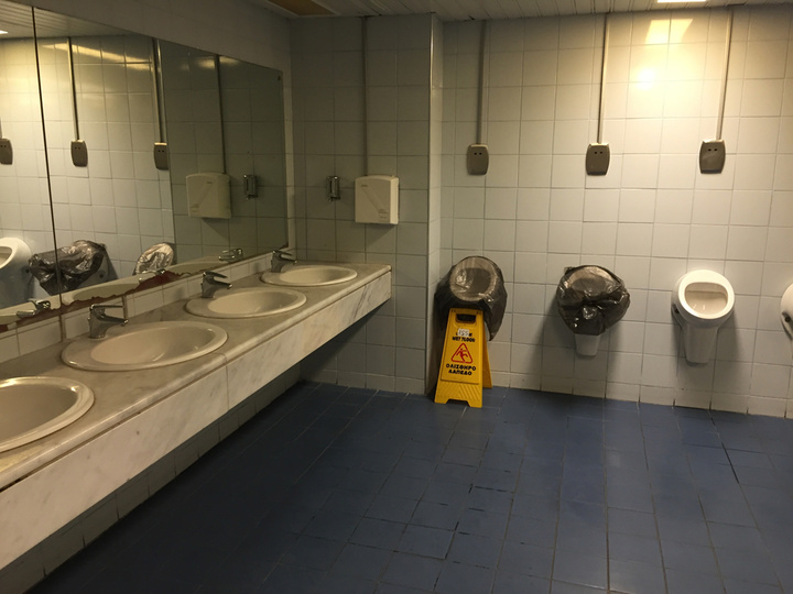 Καλυμμένες με πλαστικές σακούλες οι λεκάνες στις ανδρικές τουαλέτες