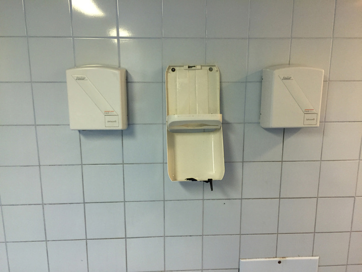 Ούτε χαρτί υπάρχει αλλά ούτε και στεγνωτήρες χεριών. Απόλυτα τριτοκοσμικές καταστάσεις