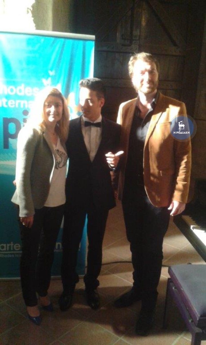 Με την καθηγήτριά του Εύα Σπύρου και τον πανίστα  και πρόεδρο του ΔΟΠΑΡ Σέργιο Αϊβάζη