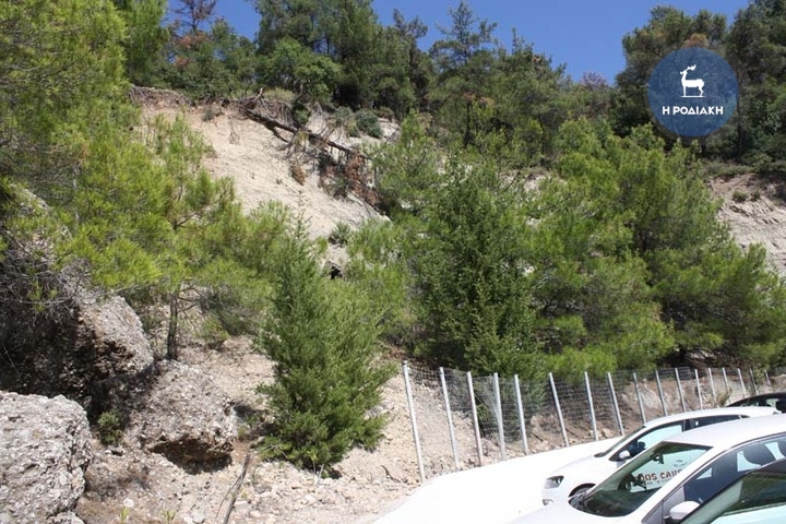 Η περίφραξη παραμένει πεσμένη από το 2013