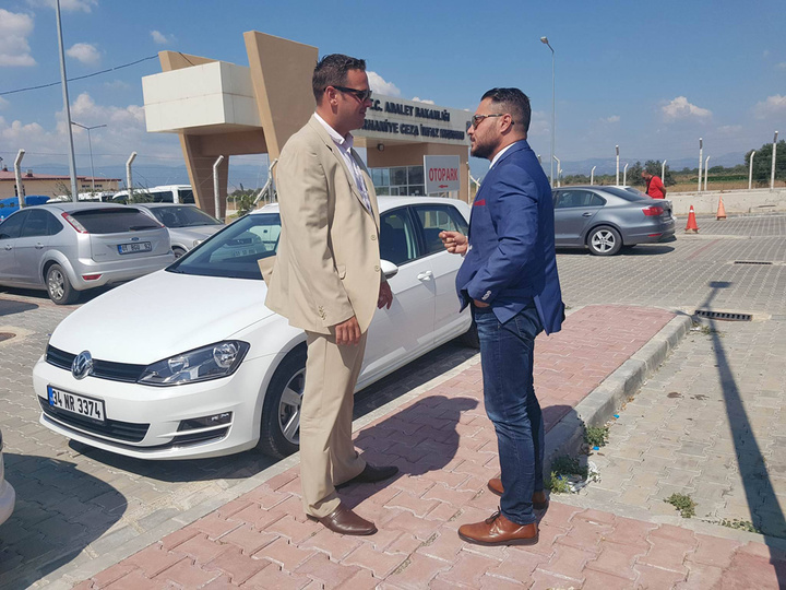 Οι κ.κ. Γιώργος Κυπραίος (από αριστερά) και Στέλιος Κιουρτζής, έξω από τις τουρκικές φυλακές