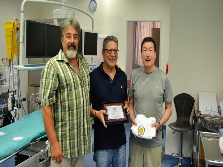 Ο Γιουτάκα Κατσουμάτα απένειμε την πλακέτα στον καρδιολόγο Νικήτα Μόσχο (στο μέσο) με τον Άνθιμο Αντώνογλου