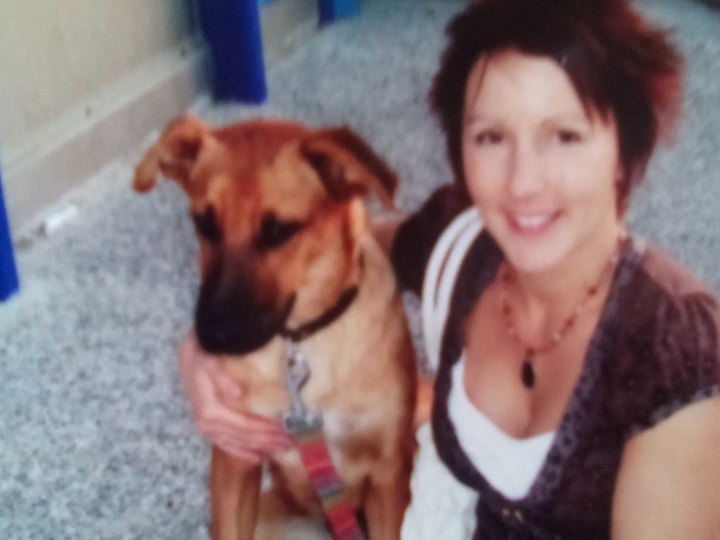  Η βρετανίδα Louiza Cook που είχε υιοθετήσει το αδέσποτο σκυλάκι πριν 8 χρόνια   στη Ρόδο