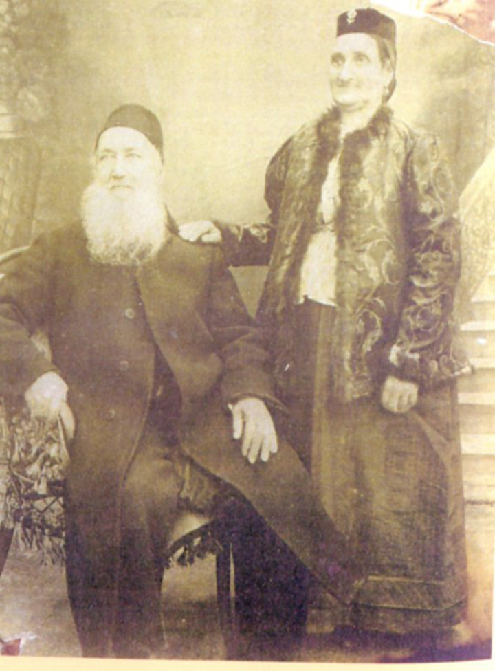 Ο Σαμουήλ και η Εσθήρ Μανασσέ. Ρόδος 1912.  Διασώθηκε μέρος της βιβλιοθήκης τους