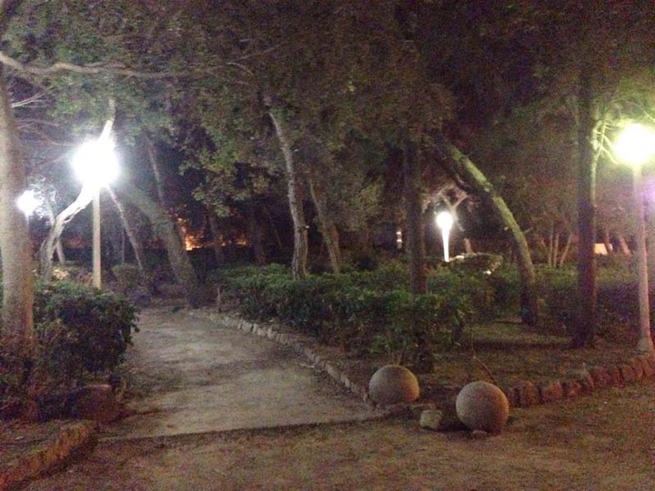 Το πάρκο Δημοκρατίας, όπως φωτίζεται πλέον σε πολλά σημεία του