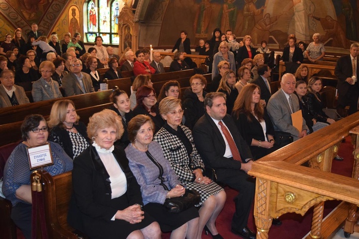 Η πρόεδρος  με αξιωματούχους  και μέλη  της 