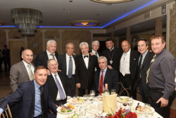 Ο κ. Μερκούριος Αγγελιάδης, μεταξύ άλλων,  με εκπροσώπους του ΓκρικΑμέρικαν Ατλας. 