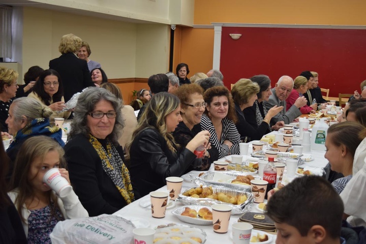 Στο χολ της εκκλησίας  ο Σύλλογος πρόσφερε  παραδοσιακά εδέσματα,  καφέ και αναψυκτικά