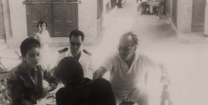 Η Κάλλας με τον Ωνάση (με γυρισμένη πλάτη) στην ταβέρνα του Αλέξη στην οδό Σωκράτους το 1960. Μαζί ο τότε άνδρας της Κάλλας, ο Μενεγκίνι και ο τότε λιμενάρχης Ρόδου Ι. Γελαδάκης. (Φωτό Σταύρος Γεωργαλλίδης)
