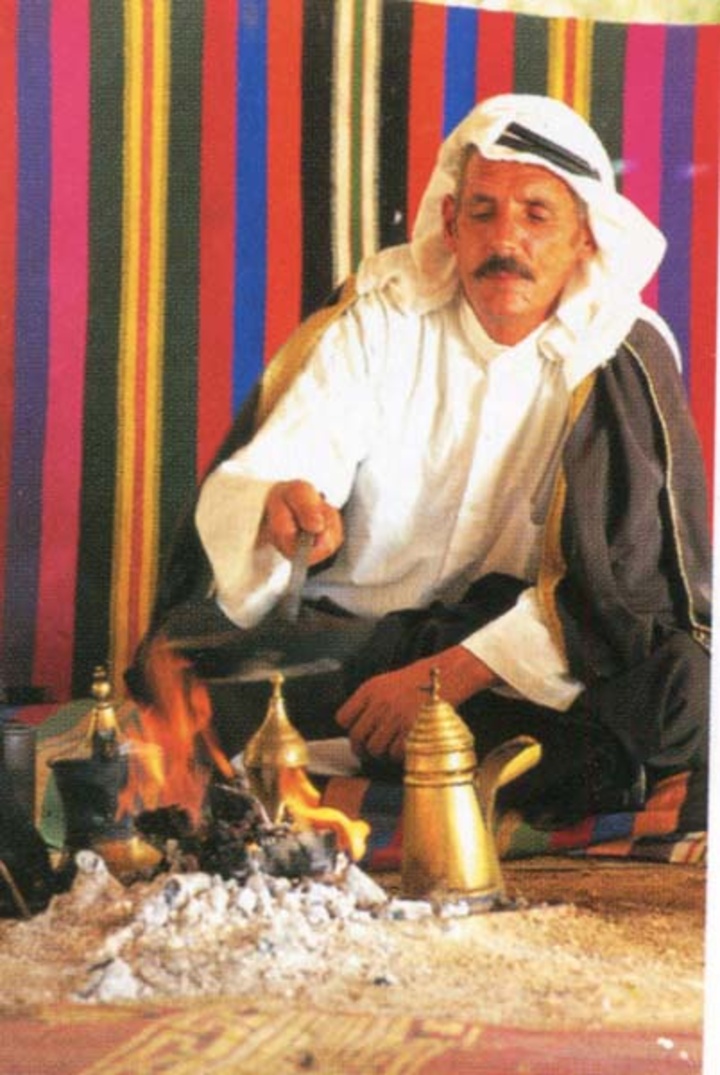 Ο Βεδουίνος πίνοντας το τσάι του