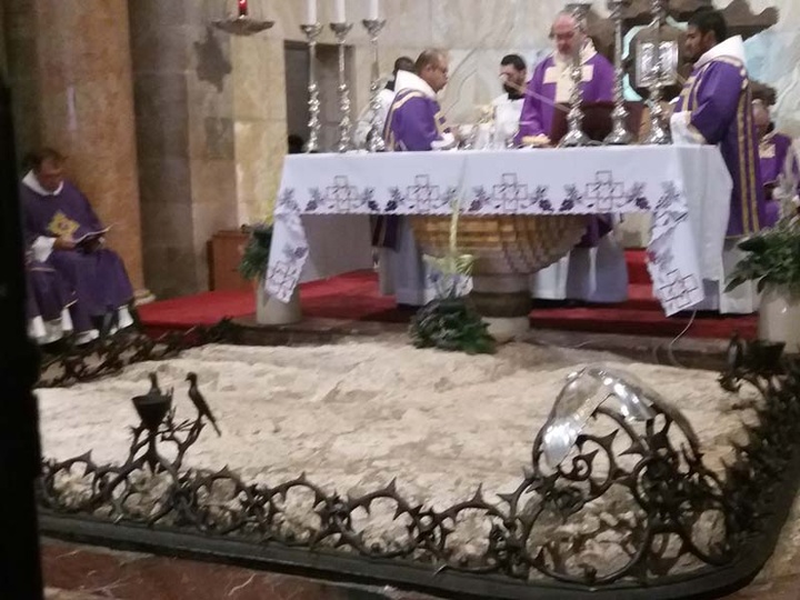 Ο Βράχος της Αγωνίας εντός της Καθολικής εκκλησίας