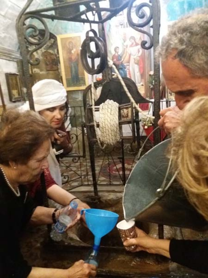 Το αγίασμα από το φρέαρ, όπου ο Χριστός συνάντησε τη Σαμαρείτισσα Το αγίασμα από το φρέαρ, όπου ο Χριστός συνάντησε τη Σαμαρείτισσα