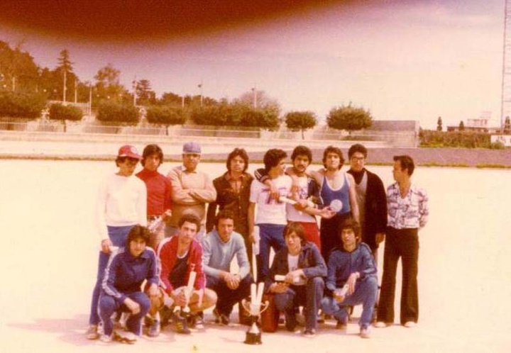 Ο Ιωάννης Σακελλαρόπουλος (πρώτος όρθιος από δεξιά) με αθλητές στίβου στο στάδιο «Διαγόρας» το 1976