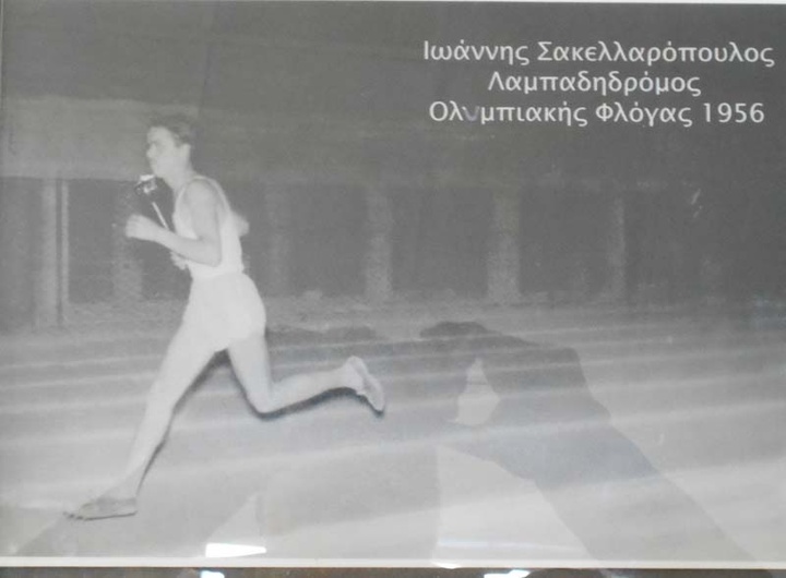 Ο Ιωάννης Σακελλαρόπουλος λαμπαδηδρόμος το 1956 για τους Ολυμπιακούς Αγώνες της Μελβούρνης