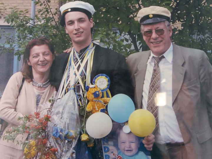 Χρόνια μετά η Ρηνούλα παντρεύτηκε τον αδελφό του γιατρού της στη Σουηδία, κι έκαναν μαζί ένα γιό