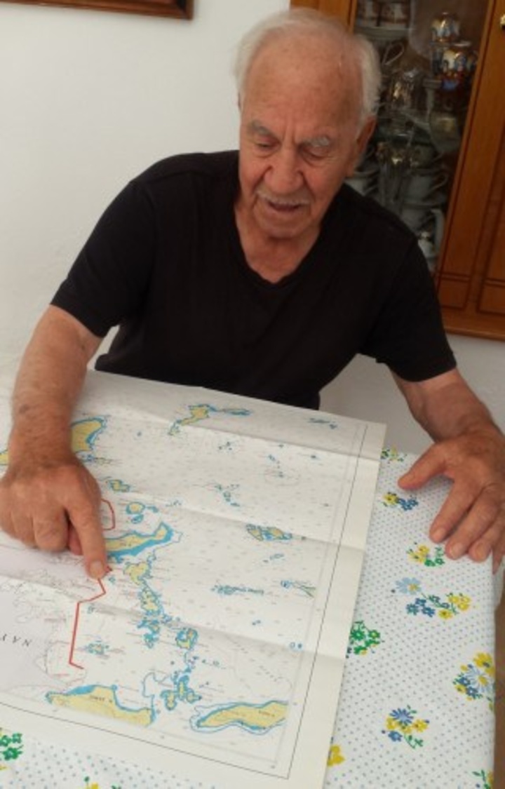 Ο καπετάν Μανώλης Σάρακας δείχνει πάνω στο χάρτη την ακριβή θέση που εμβόλισαν οι Τούρκοι το Μαρίτσα στα ελληνικά νερά.