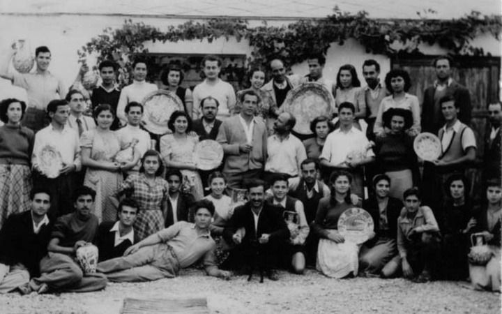 Εργαζόμενοι μπροστά από το εργοστάσιο του ΙΚΑΡΟΥ το 1949
