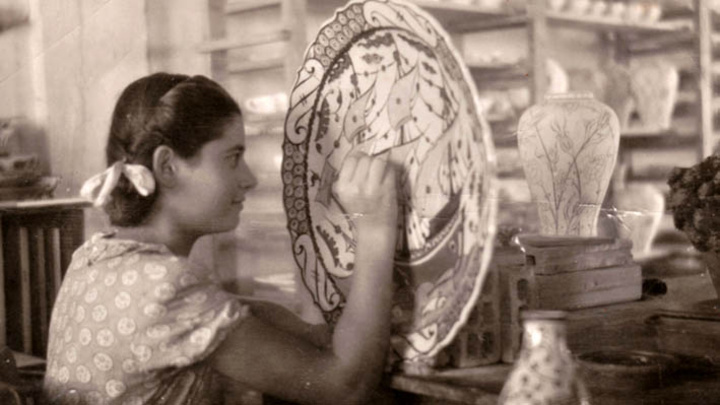 Η Ελένη Κουτούνη χρωματίζει ένα μεγάλο πιάτο (υπογραφή ΙΚΑΡΟΣ ΡΟΔΟΣ - μέσα δεκαετίας 1950)