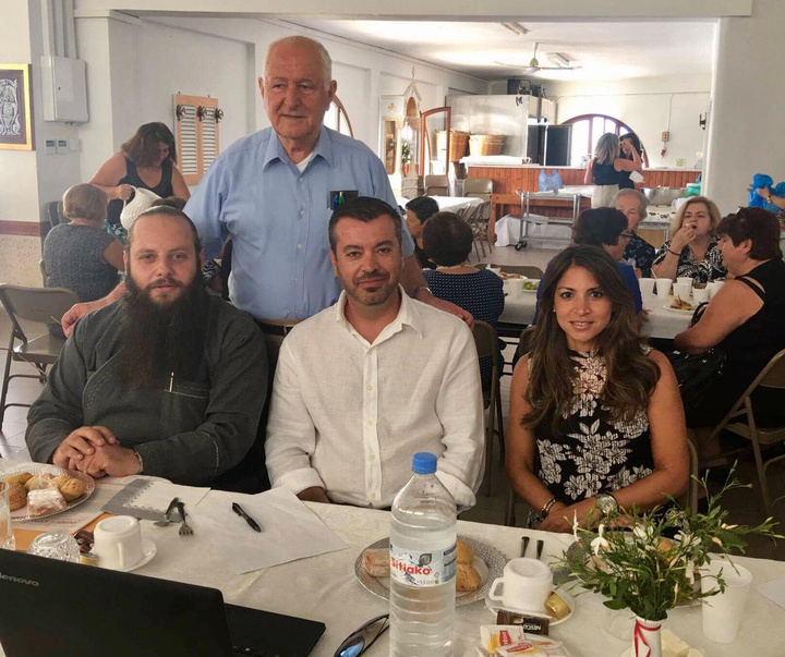 Ο Μανώλης Κασσώτης, εκπρόσωπος του Παγκαρπαθιακού Ιδρύματος, με τον αρχιμανδρίτη Αμβρόσιο, ιερατικό προϊστάμενο της Βαγγελίστρας, τον Χάρη Σεβδαλή και την κ. Άννα Μικροπαντρεμένoυ