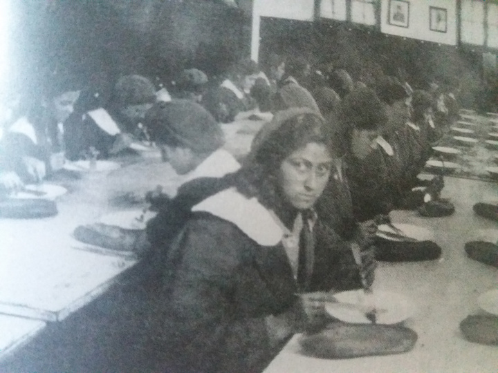 Οι μαθήτριες του Ινστιτούτου Θηλέων σε ώρα φαγητού
