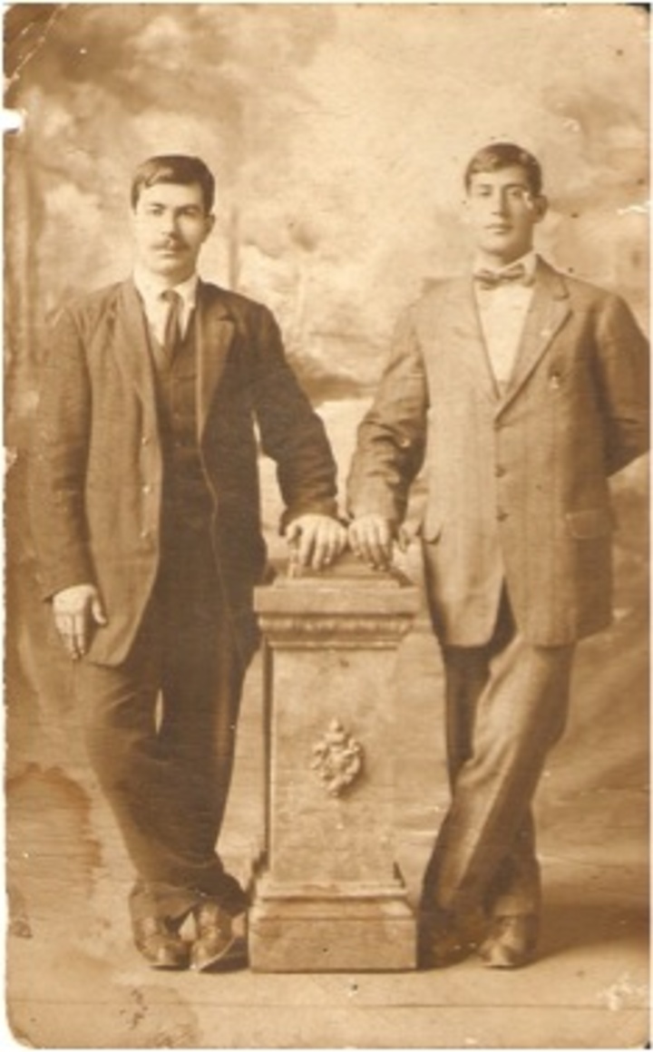 1912, Lowell Μασαχουσέτης ΗΠΑ. Ο ήρωας Σταμάτιος Σταυριανός του Νικολάου από την Βιλλανόβα - Παραδείσι(δεξιά) και ένας άγνωστος άνδρας (αριστερά), μετανάστες Ρόδιοι στο Λόουελ των ΗΠΑ. Στην τελευταία τους φωτογραφία, πριν αναχωρήσουν από την Αμερική, για να πολεμήσουν ως εθελοντές στους Βαλκανικούς Πολέμους, για την απελευθέρωση της Μακεδονίας.