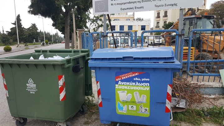 Χαρτί, αλουμίνιο, λευκοσίδηρο και πλαστικό (μπουκάλια) προβλέπεται να τοποθετούνται μέσα στους κάδους αυτούς. Το τι καταλήγει όμως τελικά μέσα, δεν περιγράφεται!