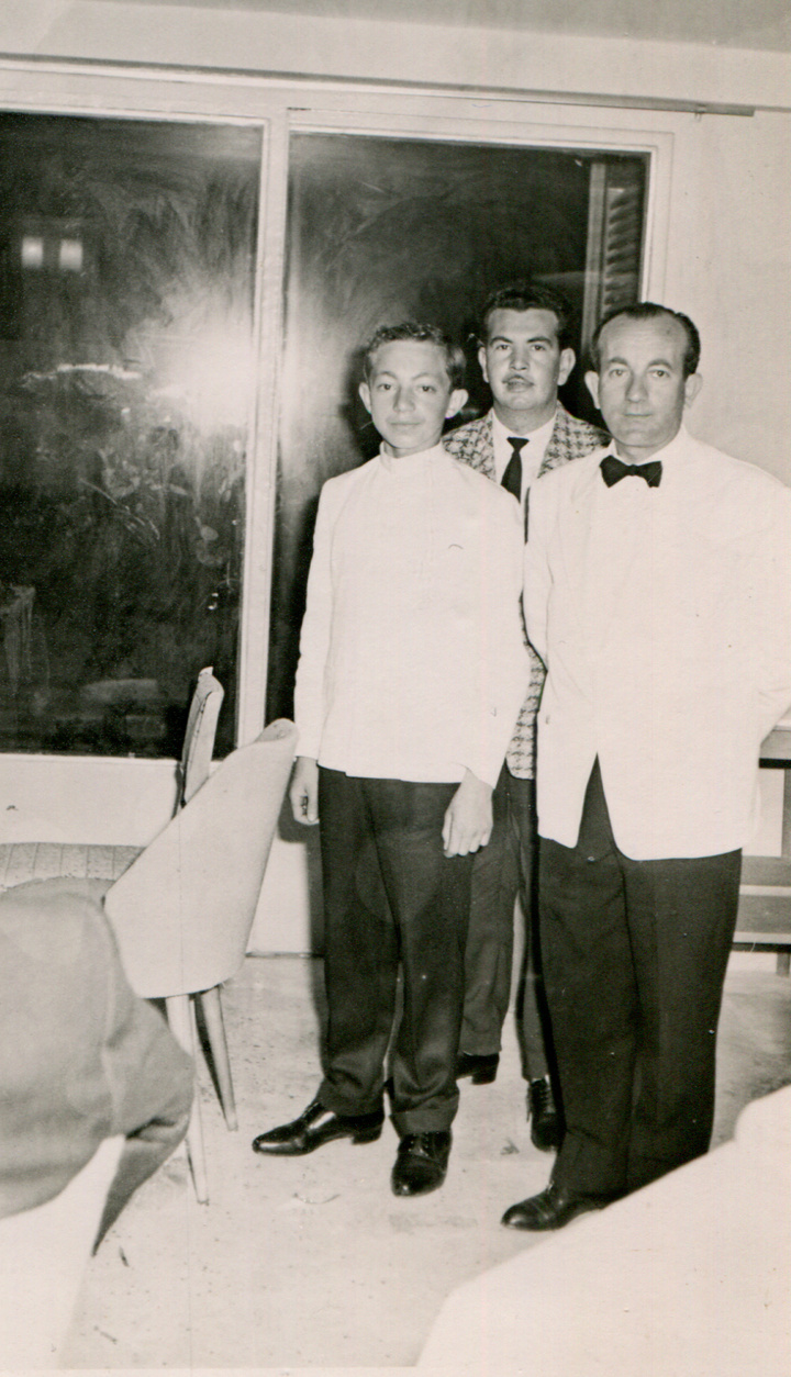 Οικογένεια Παστρικού: από Αριστερά: Θοδωρής, Βασίλης (θείος) και Γιάννης (πατέρας)  το 1962 στο ΙΒΙΣΚΟΣ