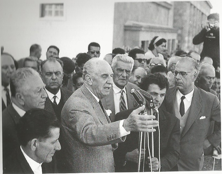 Ο Γεώργιος Παπανδρέου σε ομιλία του στη Ρόδο. Στο άκρο αριστερά ο Γιάννης Ζίγδης και δεξιά οι Νίκος Κουντούρης, Γιώργος Λαμπριανός και άλλα στελέχη της Ενώσεως Κέντρου.