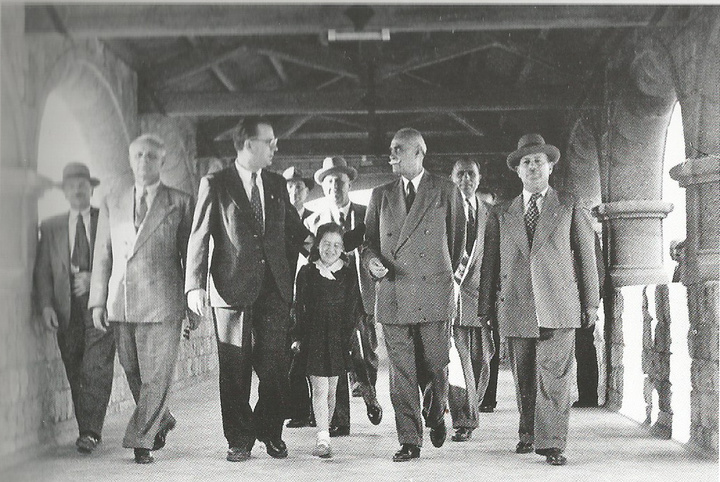 Ο Γιάννης Ζίγδης με τον πρωθυπουργό Νικόλαο Πλαστήρα σε επίσκεψη  στη Φιλέρημο. Το κοριτσάκι πρέπει να είναι η Χρυσάνθη Χατζηκωνσταντή