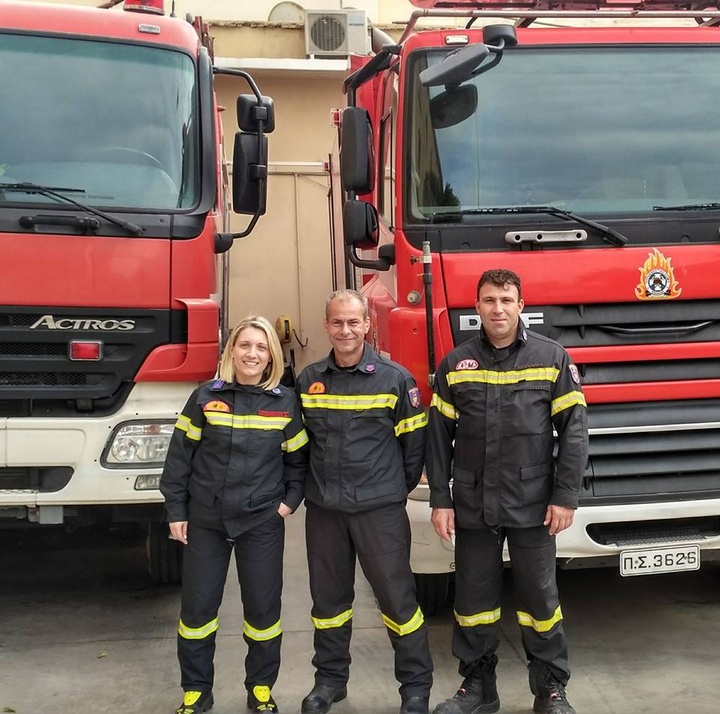 Οι εθελοντές πυροσβέστες κ.κ. Σοφία Χατζημιχαήλ-Ταρασλιά και Γιάννης Κωτιάδης  με τον πυροσβέστη κ. Στέφανο Δράκο