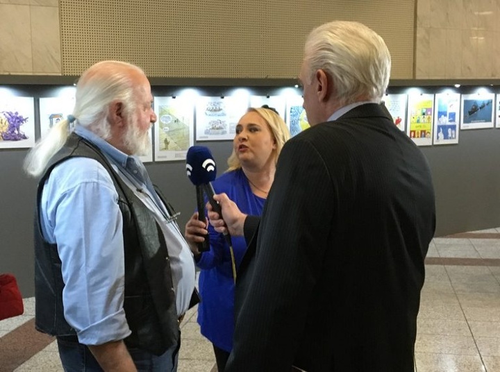 «Μαγνήτης» ο Βαγγέλης για τους δημοσιογράφους. Εδώ στον εκθεσιακό χώρο του Μετρό στο Σύνταγμα μιλάει στη Μαρία Σταθοπούλου (ΕΡΤ) και στον Γιώργο Γαβαλά (TV Βουλής).