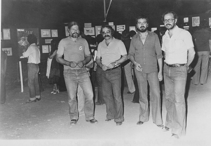 Πάντα πηγαίναμε στα Φεστιβάλ των πολιτικών Νεολαιών. Εδώ στο Άλσος της Νέας Σμύρνης 9 Σεπτεμβρίου 1977, στη νεολαία του ΠΑΣΟΚ: Βαγγέλης Παυλίδης, Αντώνης Καλαμάρας, Γιάννης Λογοθέτης (ΛΟΓΟ), Παναγιώτης Μήλας.