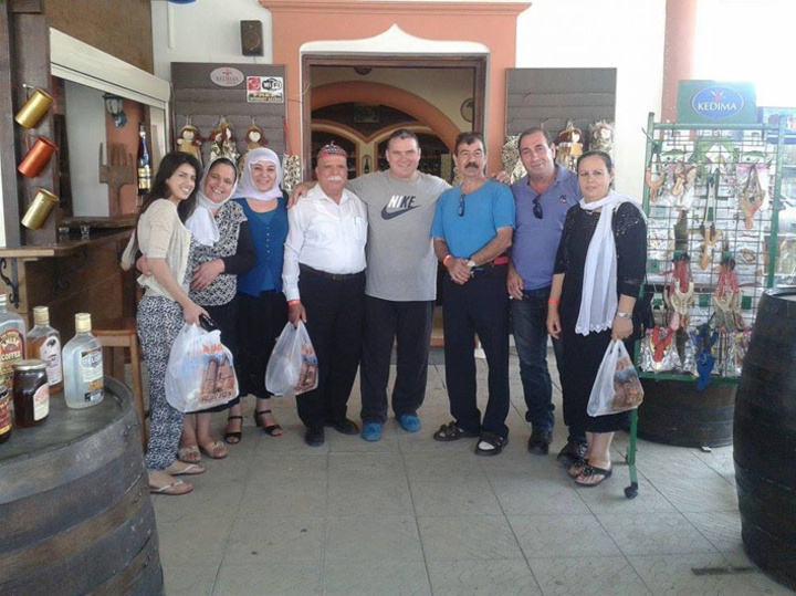 Με Παλαιστίνιους τουρίστες στο κατάστημα NATURA RODOS
