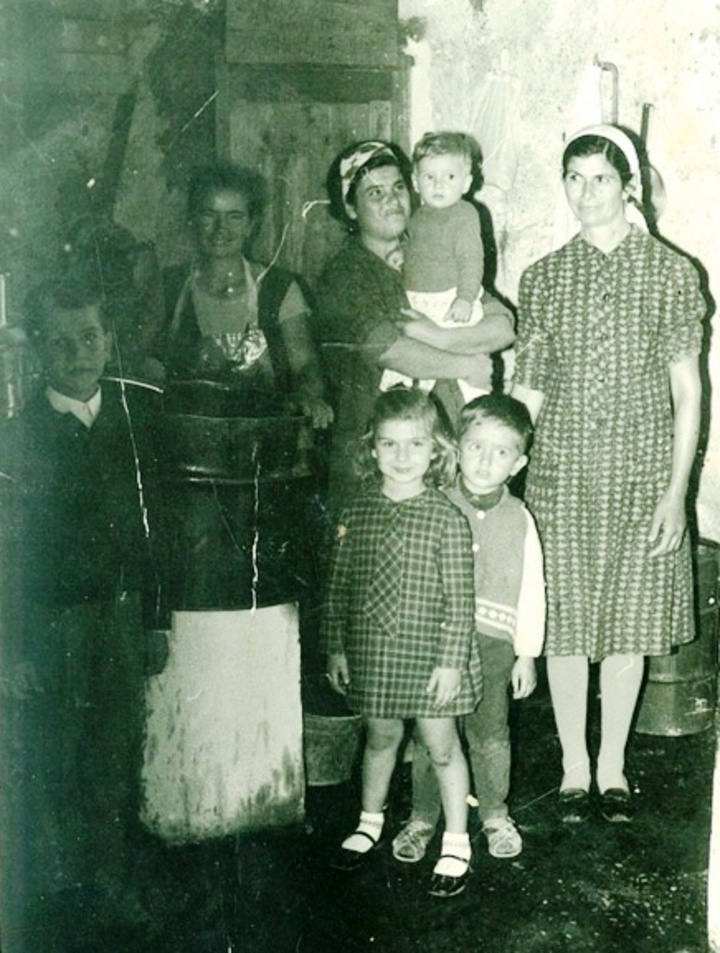 Ετος 1970: όλη η οικογένεια  στο ελαιοτριβείο “Κάλλα”  για την παραγωγή ελαιολάδου